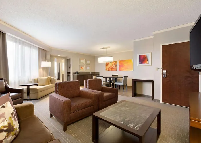 Hotel Embassy By Hilton Chicago North Shore 4*