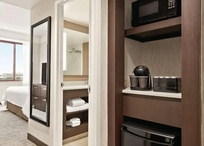 Hotel Embassy By Hilton Chicago North Shore 4*