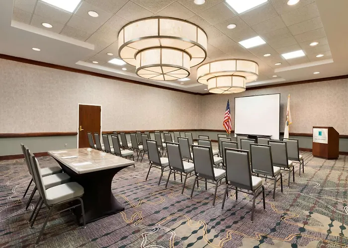 Hotel Embassy By Hilton Chicago North Shore