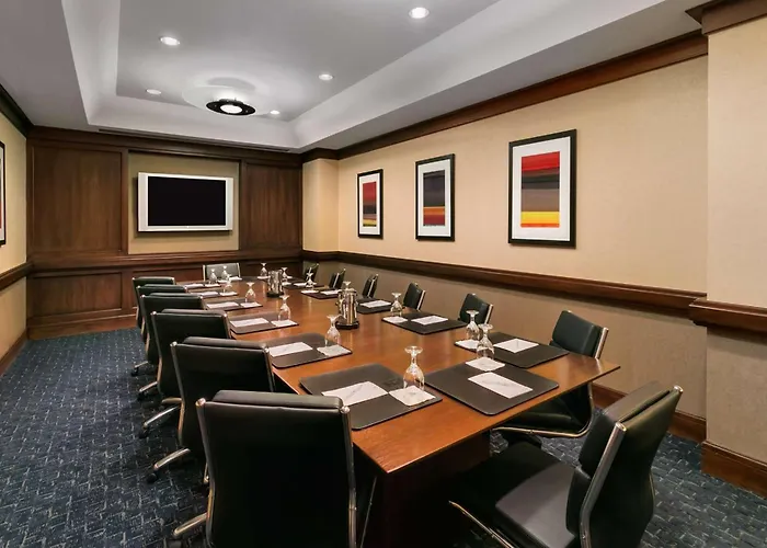 Hotel Embassy By Hilton Chicago North Shore 4*