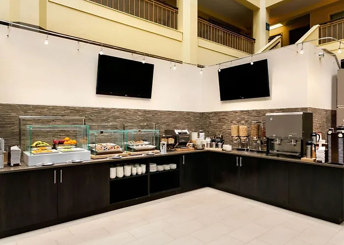 Hotel Embassy By Hilton Chicago North Shore 4*