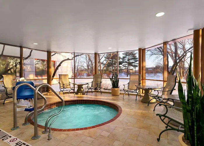 Hotel Embassy By Hilton Chicago North Shore 4*