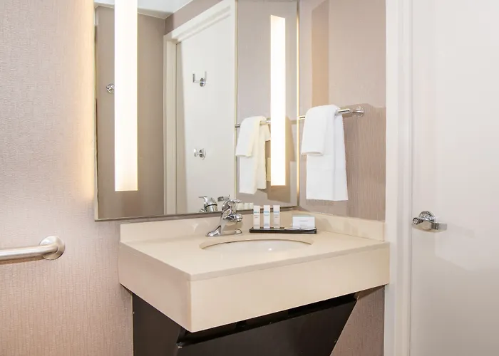Embassy By Hilton Chicago North Shore Hotel Deerfield